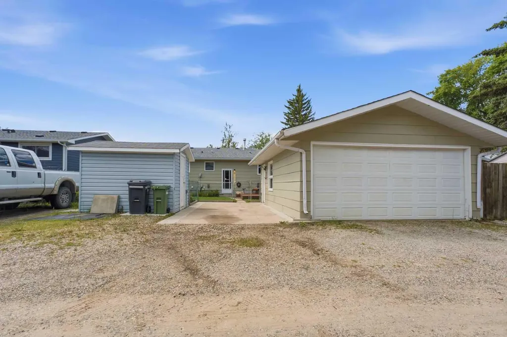 127 Thomas Place Strathmore AB T1P 1C3