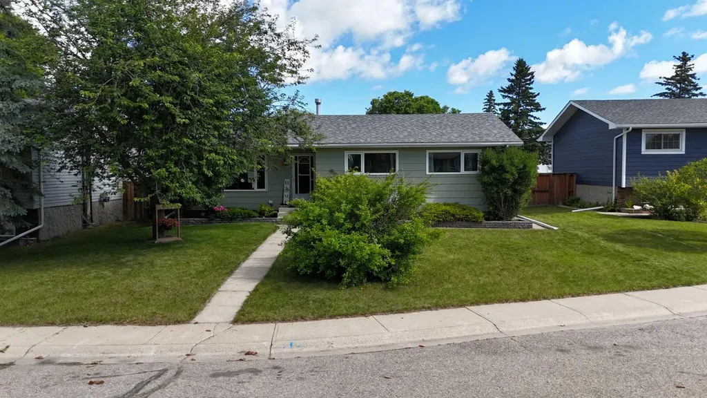 127 Thomas Place Strathmore AB T1P 1C3
