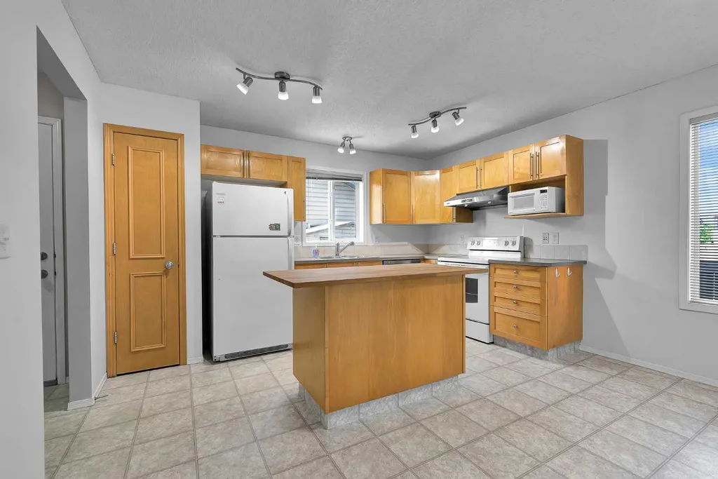 203 Covemeadow Crescent Calgary AB T3K6B1