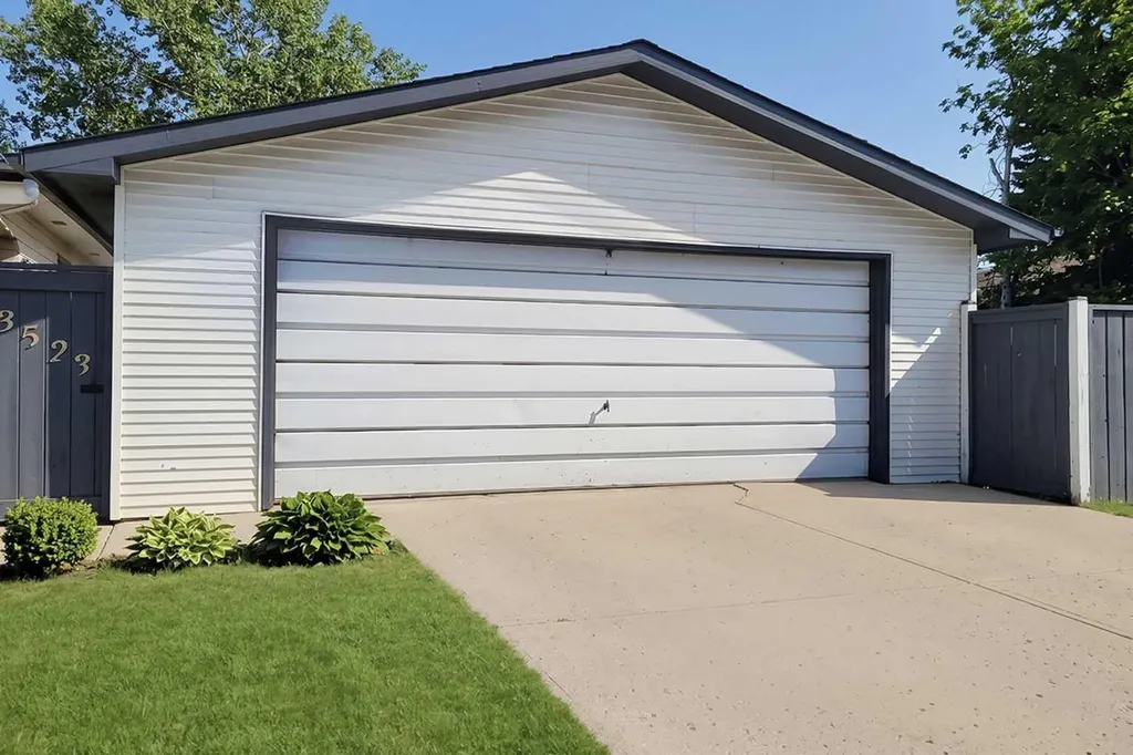 3523 48 Street NE Calgary AB T1Y5S5