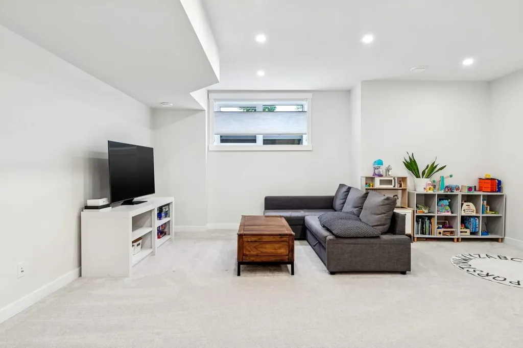 1329 Regal Crescent NE Calgary AB T2E 5H4