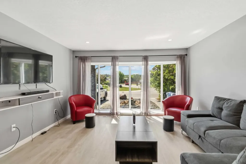 98 Hill Drive Fort Mcmurray AB T9H 2A4