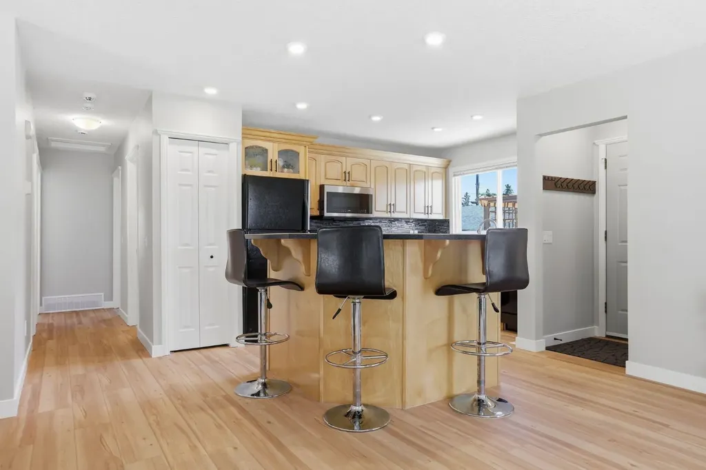 312 Penworth Way SE Calgary AB T2A 4G2