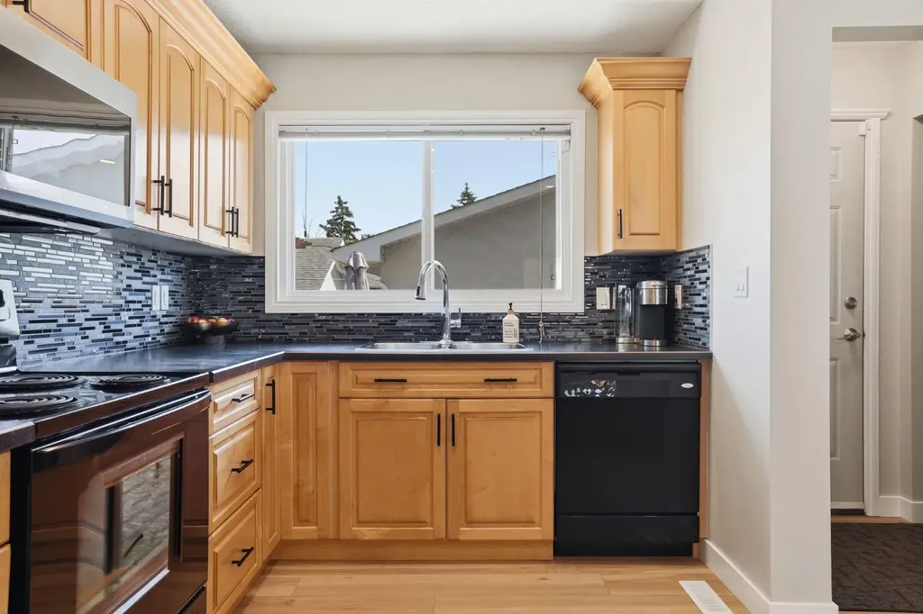 312 Penworth Way SE Calgary AB T2A 4G2