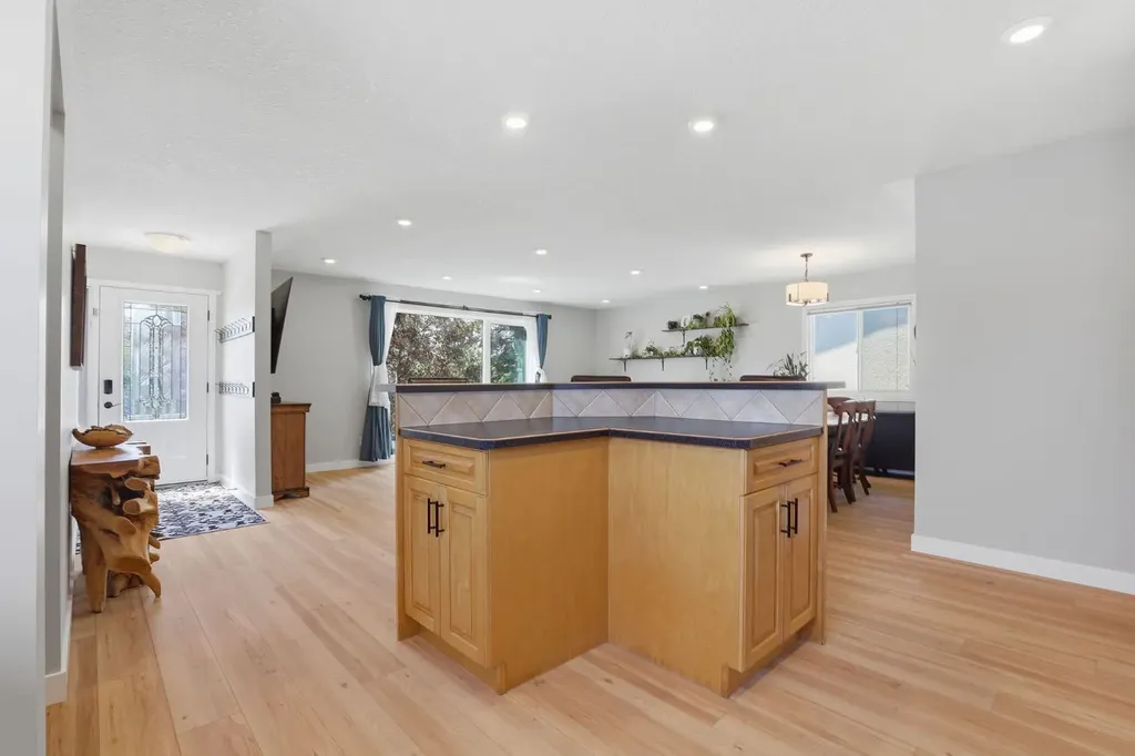312 Penworth Way SE Calgary AB T2A 4G2