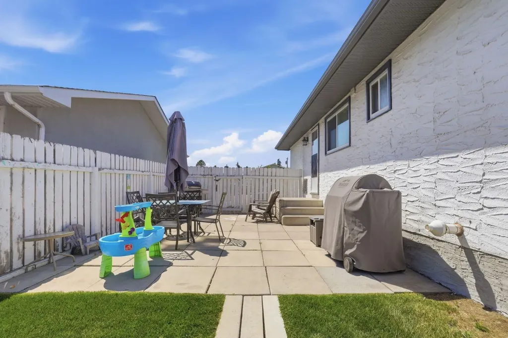 312 Penworth Way SE Calgary AB T2A 4G2