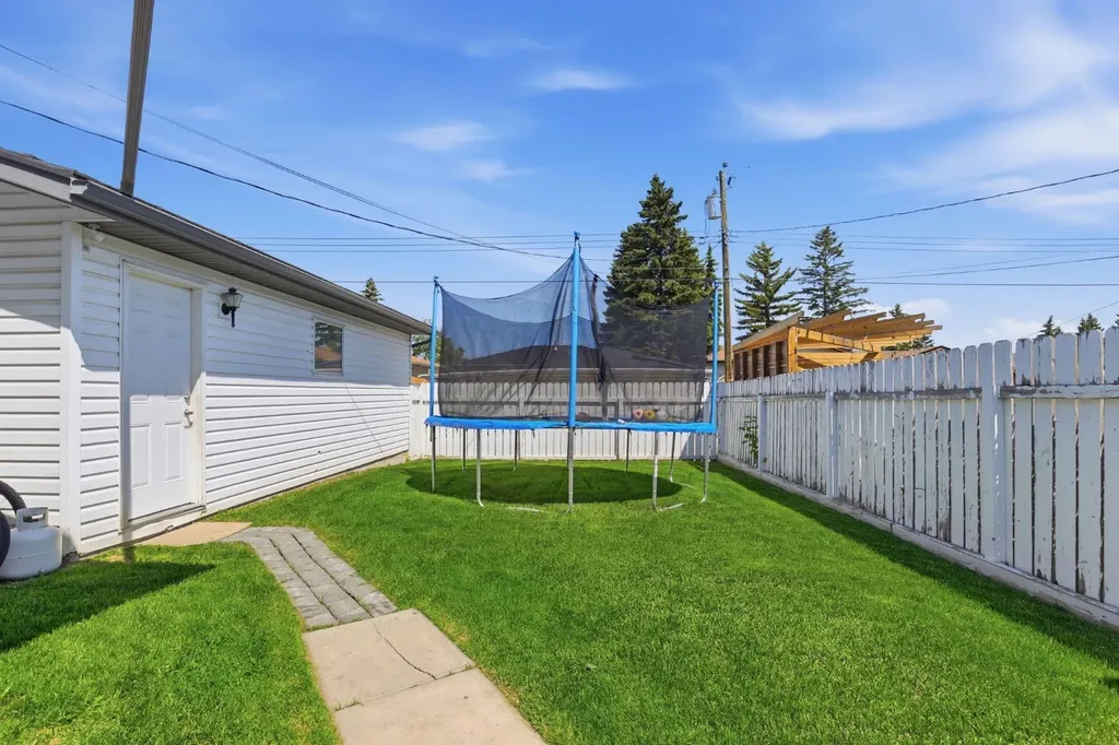 312 Penworth Way SE Calgary AB T2A 4G2