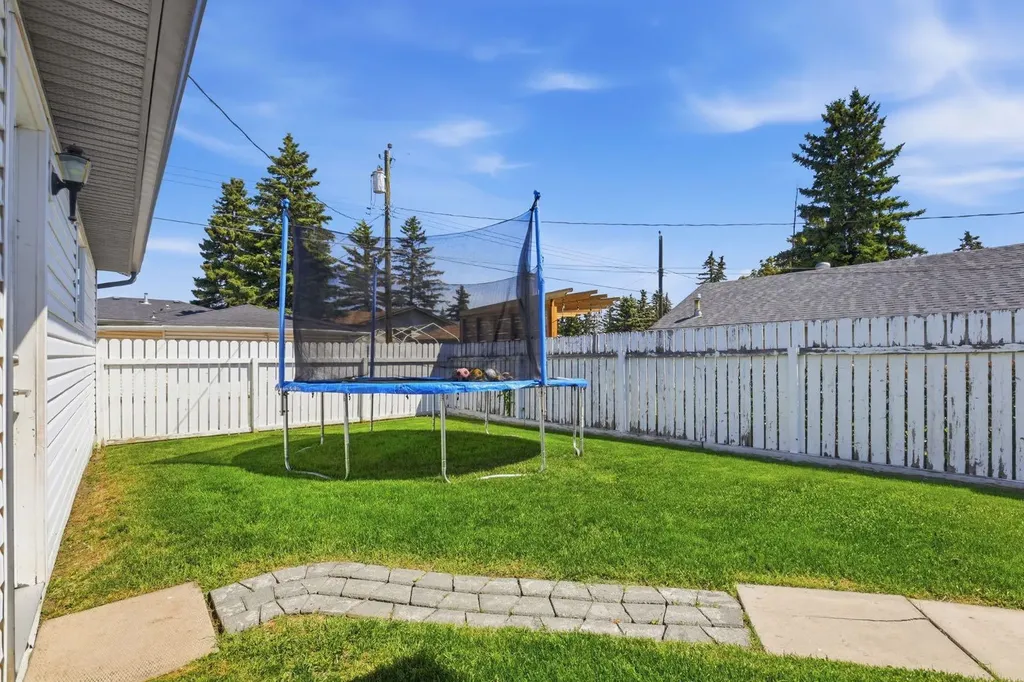 312 Penworth Way SE Calgary AB T2A 4G2