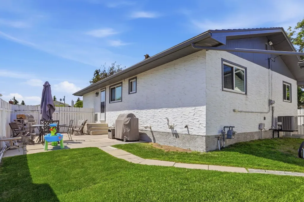 312 Penworth Way SE Calgary AB T2A 4G2