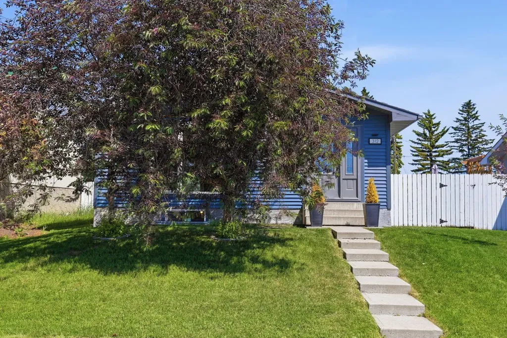 312 Penworth Way SE Calgary AB T2A 4G2