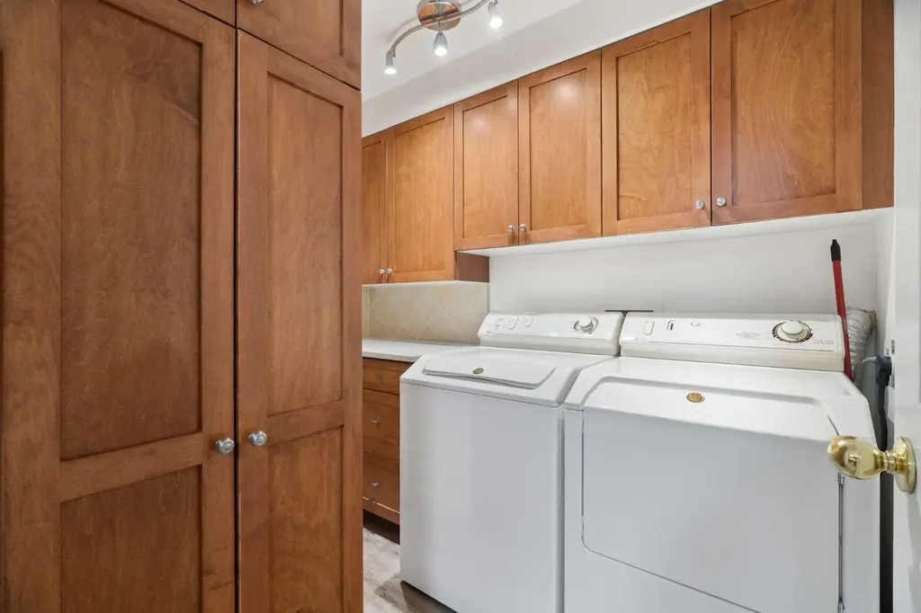 2422 Erlton Street SW Calgary AB T2S 3B6