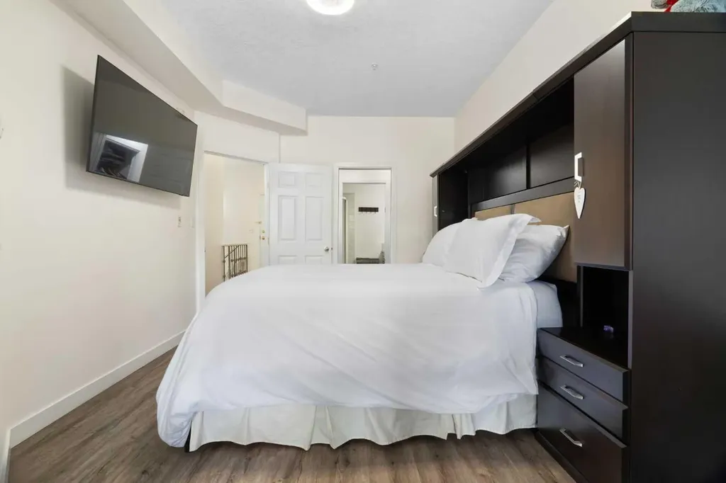 2422 Erlton Street SW Calgary AB T2S 3B6