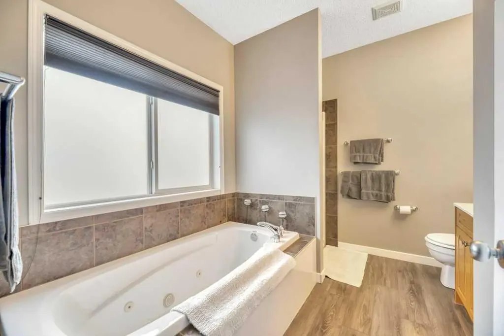 133 Oakmere Point Chestermere AB T1X 1M8