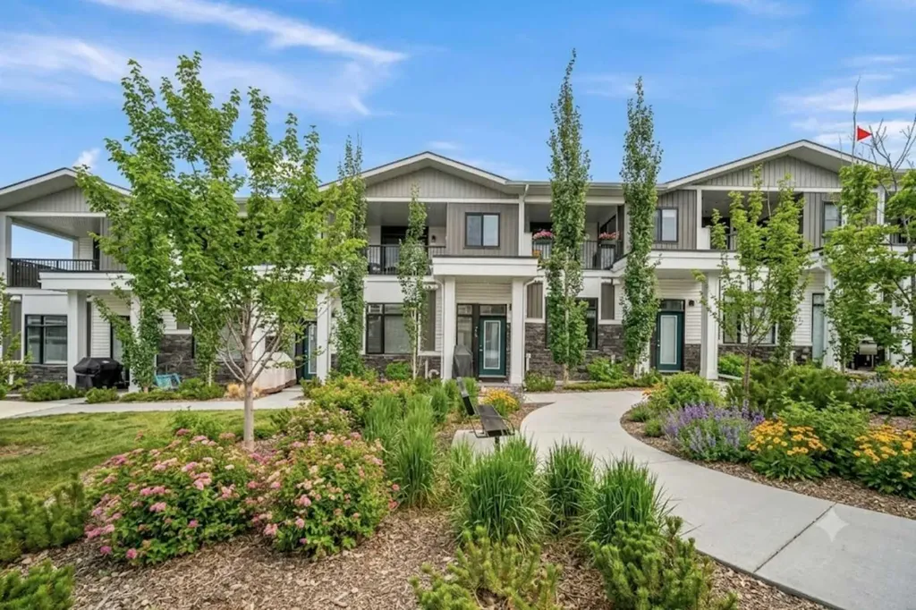 210 Crestbrook Common SW Calgary AB T3B6L1