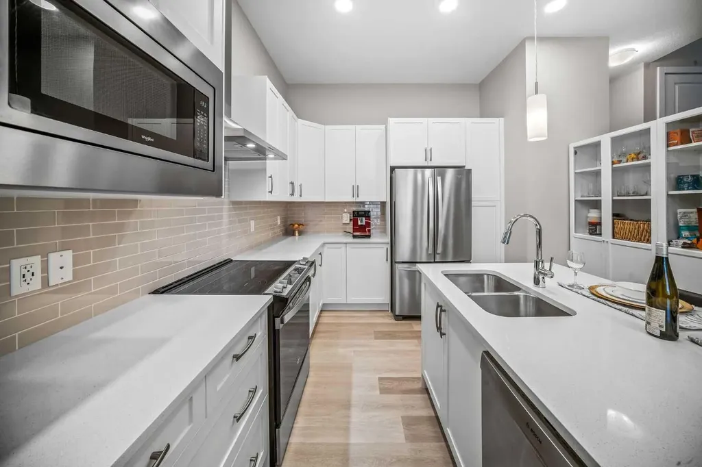 210 Crestbrook Common SW Calgary AB T3B6L1