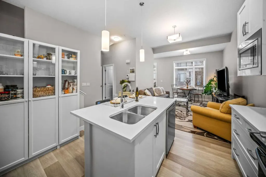 210 Crestbrook Common SW Calgary AB T3B6L1