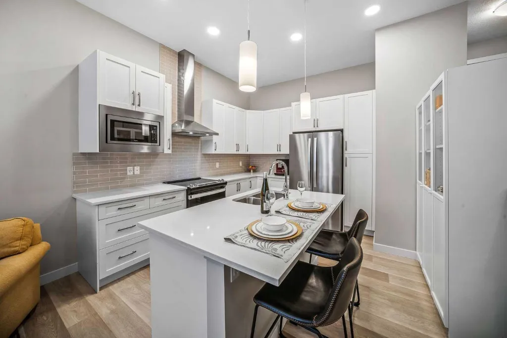 210 Crestbrook Common SW Calgary AB T3B6L1