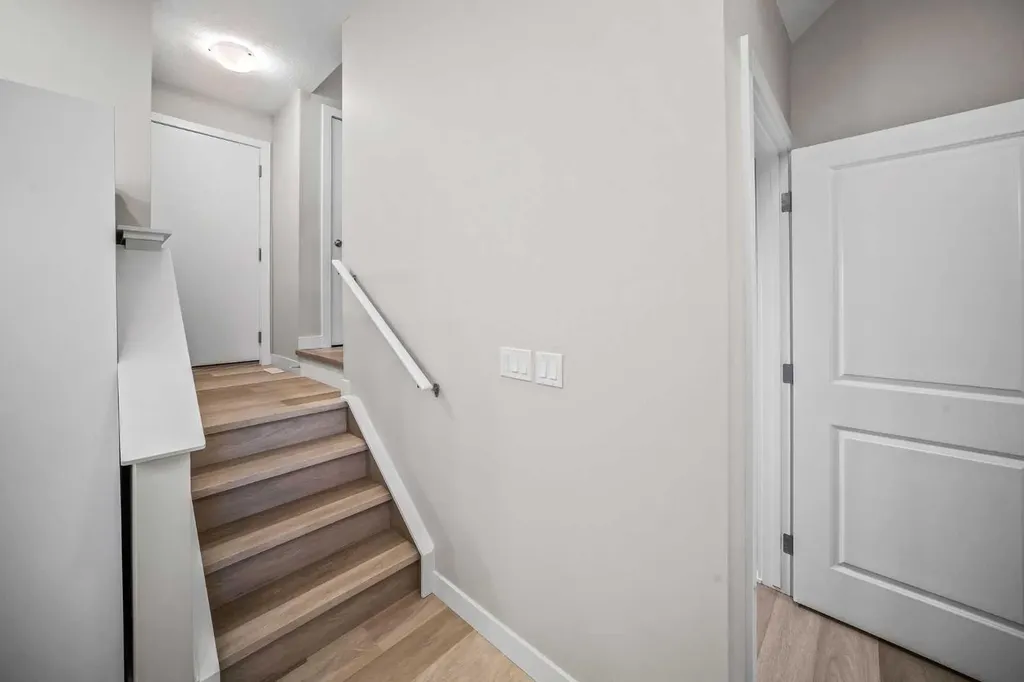 210 Crestbrook Common SW Calgary AB T3B6L1