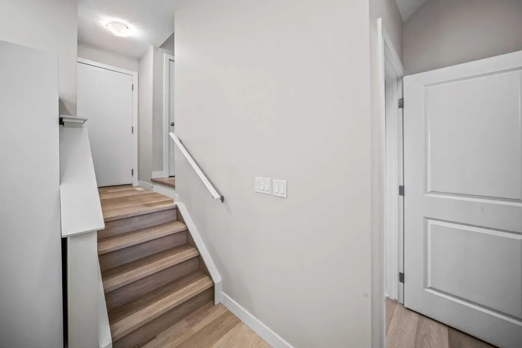 210 Crestbrook Common SW Calgary AB T3B6L1