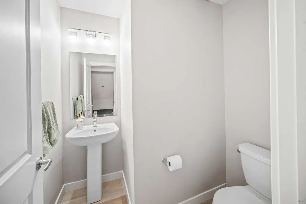 210 Crestbrook Common SW Calgary AB T3B6L1