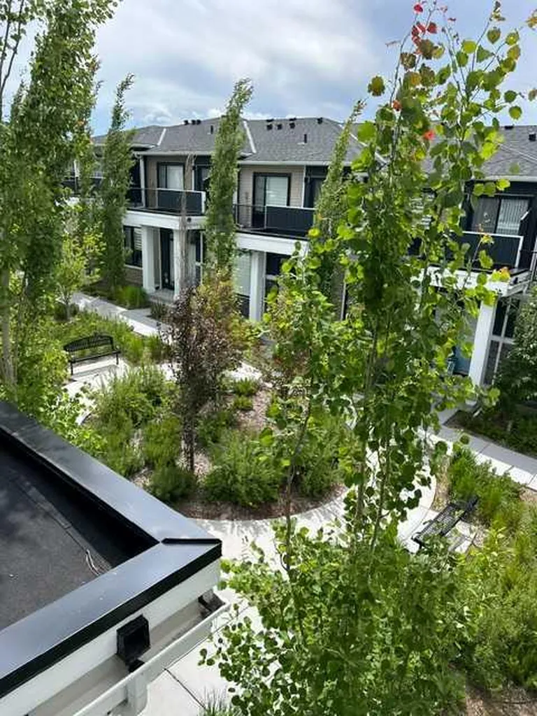 210 Crestbrook Common SW Calgary AB T3B6L1