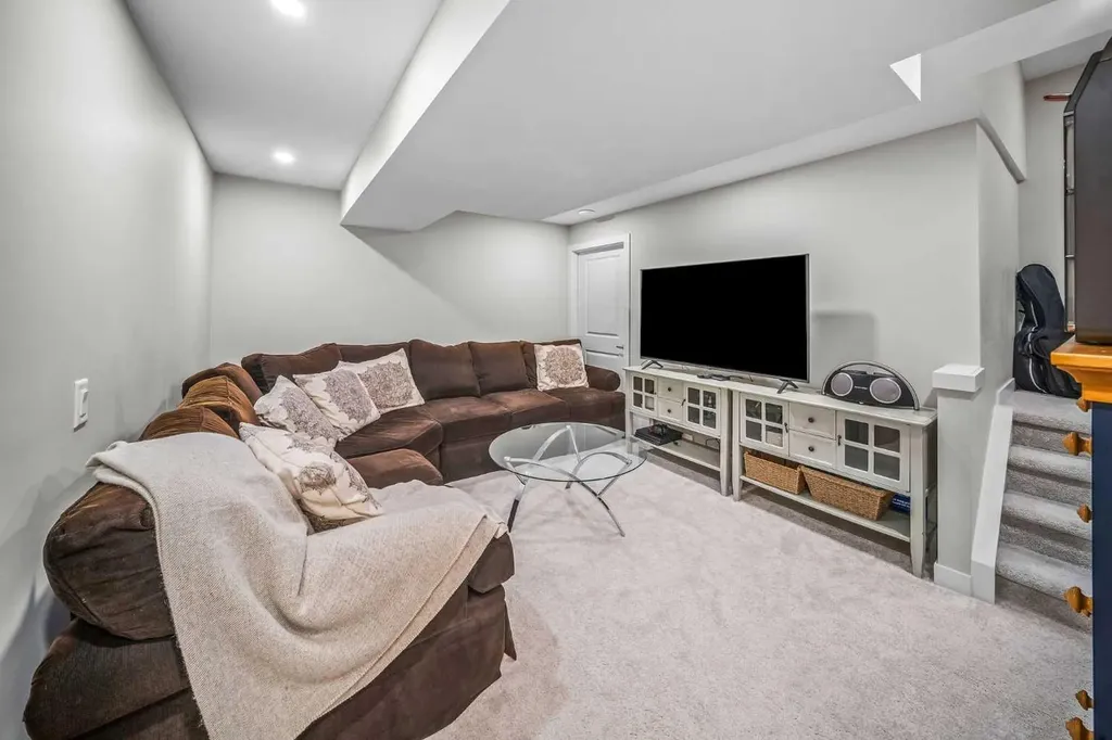 210 Crestbrook Common SW Calgary AB T3B6L1