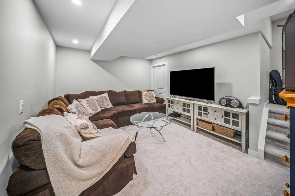 210 Crestbrook Common SW Calgary AB T3B6L1