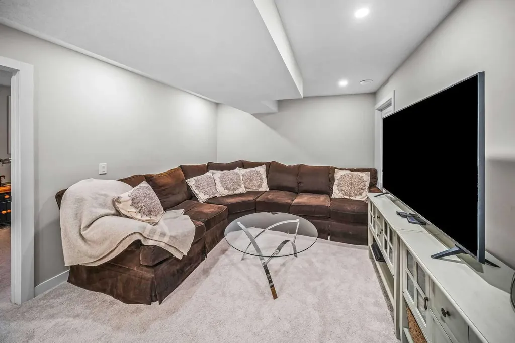 210 Crestbrook Common SW Calgary AB T3B6L1