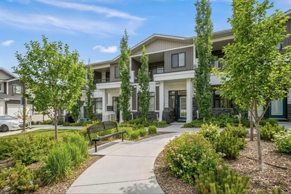 210 Crestbrook Common SW Calgary AB T3B6L1