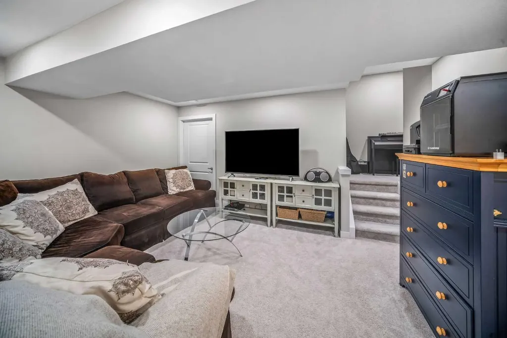210 Crestbrook Common SW Calgary AB T3B6L1