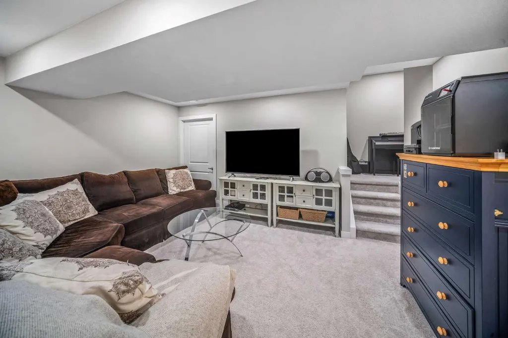 210 Crestbrook Common SW Calgary AB T3B6L1