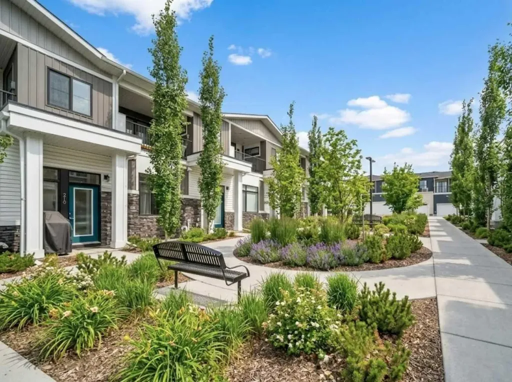 210 Crestbrook Common SW Calgary AB T3B6L1