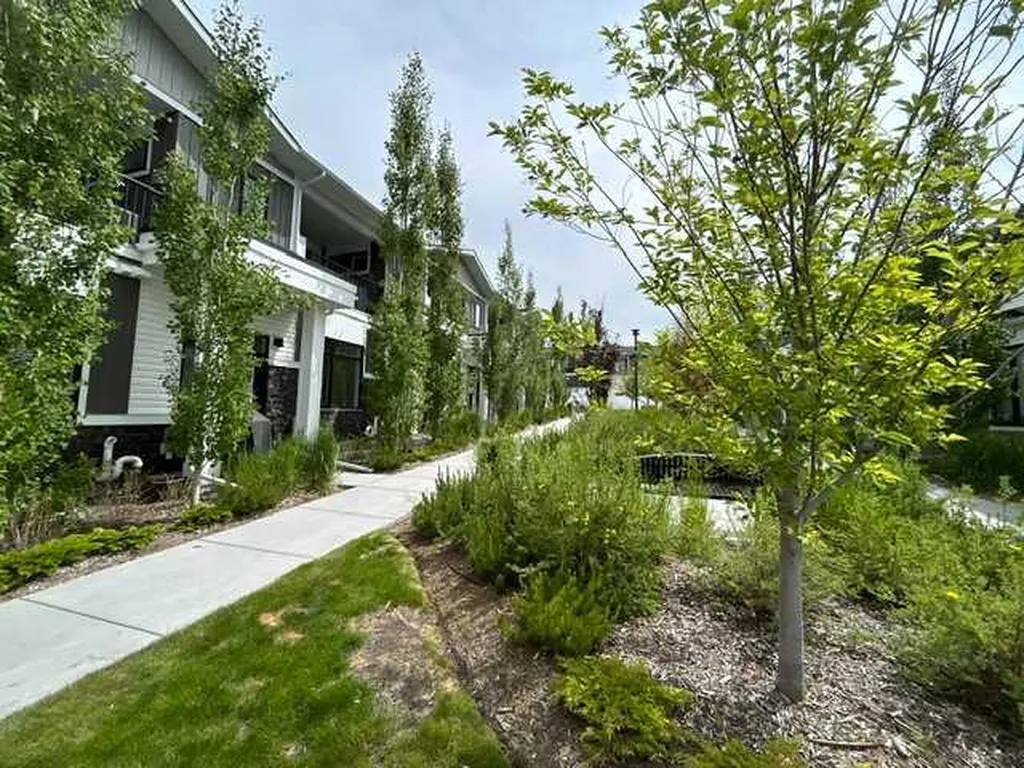 210 Crestbrook Common SW Calgary AB T3B6L1