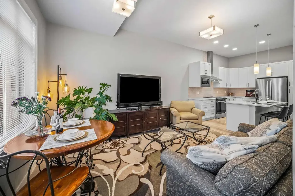 210 Crestbrook Common SW Calgary AB T3B6L1