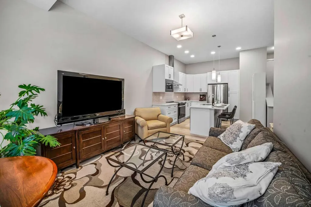 210 Crestbrook Common SW Calgary AB T3B6L1