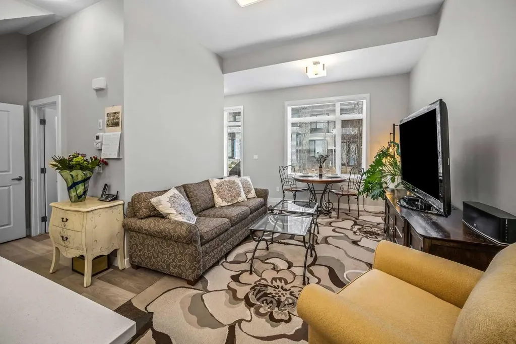 210 Crestbrook Common SW Calgary AB T3B6L1