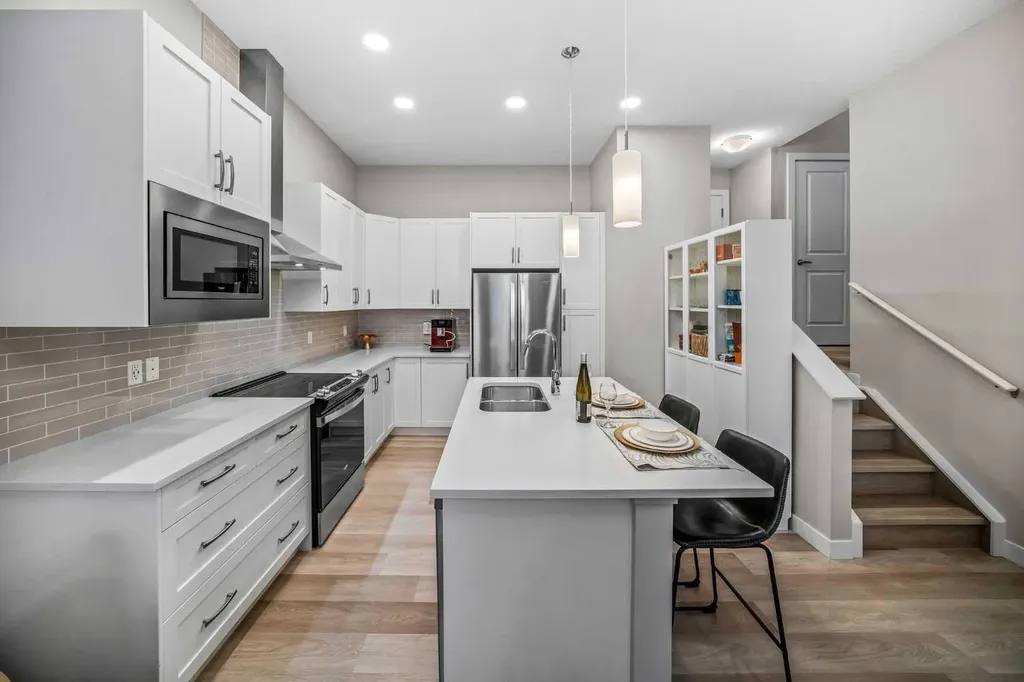 210 Crestbrook Common SW Calgary AB T3B6L1