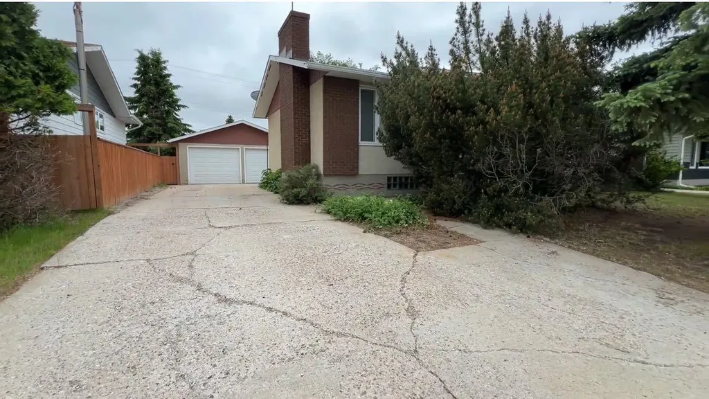 303 Nill Place Hanna AB T0J 1P0