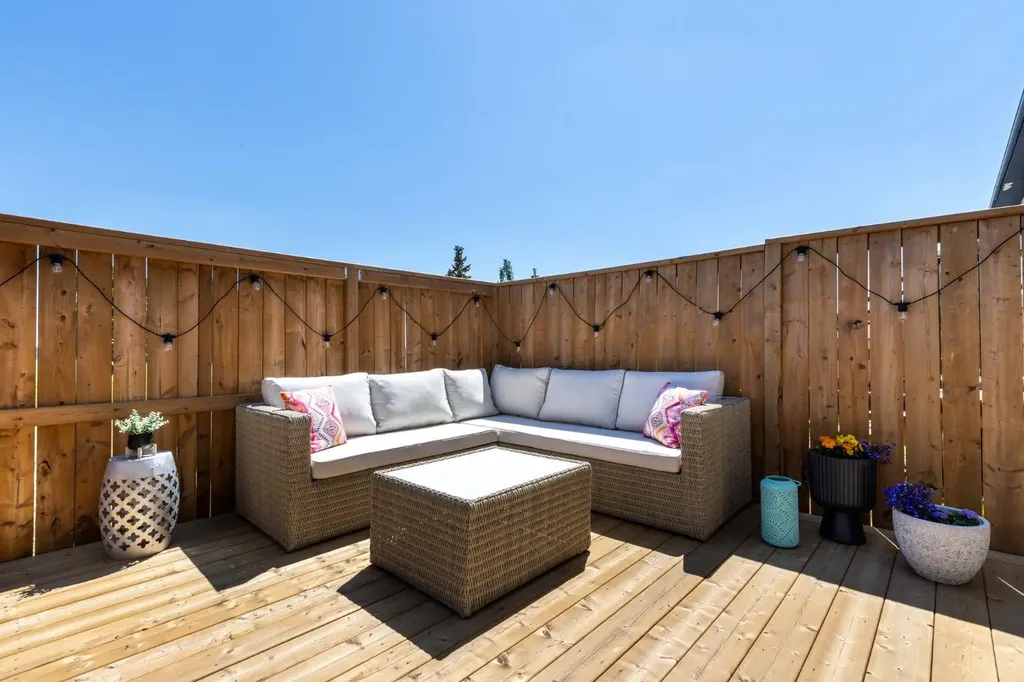 250 Halifax Close Penhold AB T0M 1R0