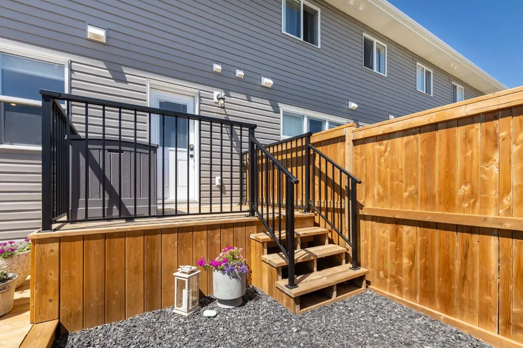 250 Halifax Close Penhold AB T0M 1R0