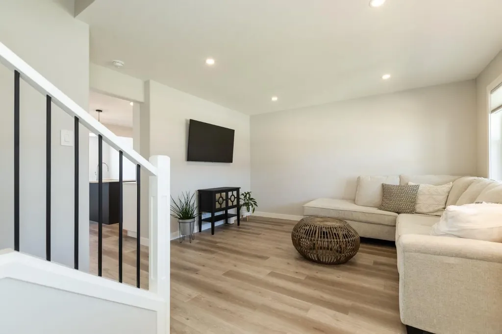 250 Halifax Close Penhold AB T0M 1R0
