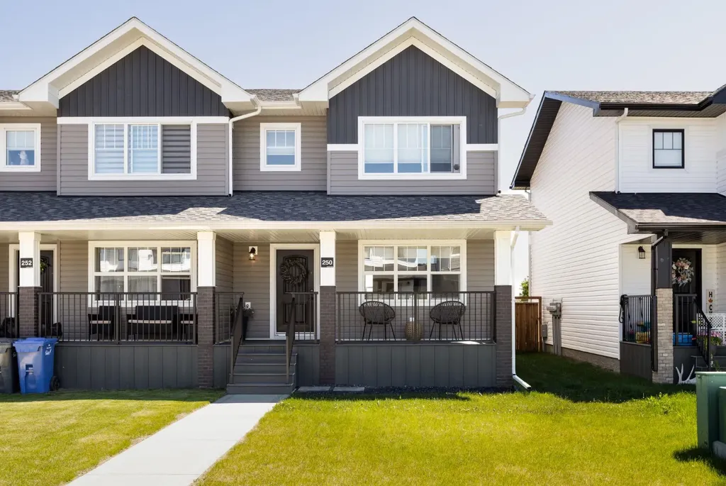 250 Halifax Close Penhold AB T0M 1R0