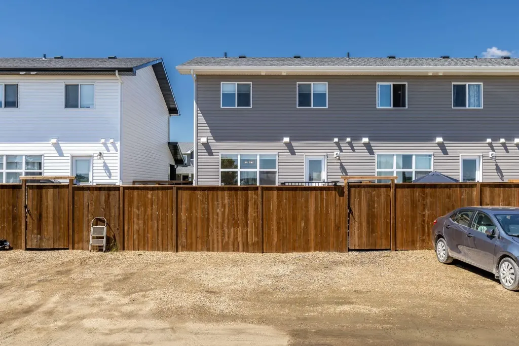 250 Halifax Close Penhold AB T0M 1R0