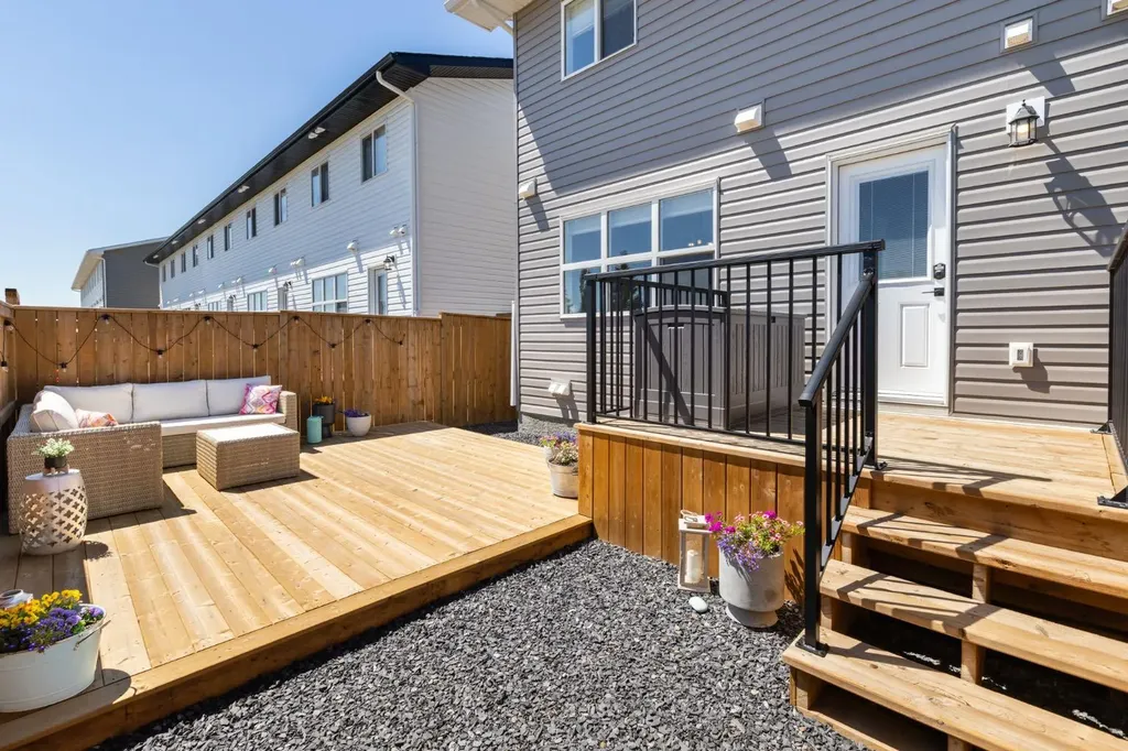 250 Halifax Close Penhold AB T0M 1R0