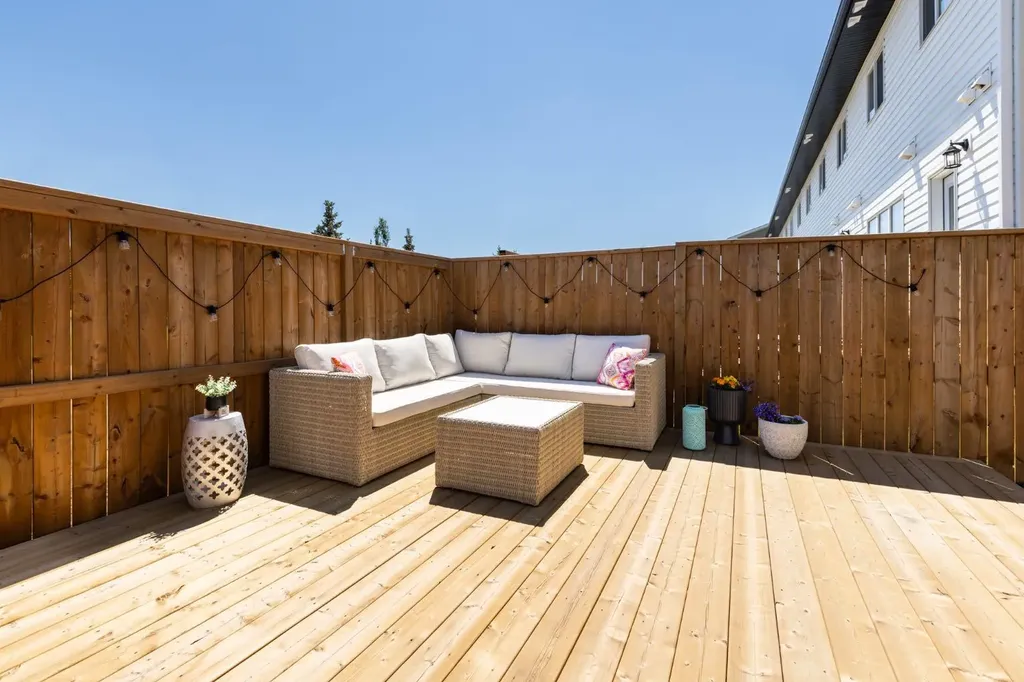 250 Halifax Close Penhold AB T0M 1R0