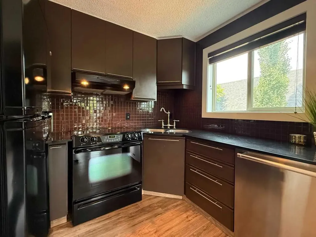 808 Royal Avenue SW Calgary AB T2T 0L3