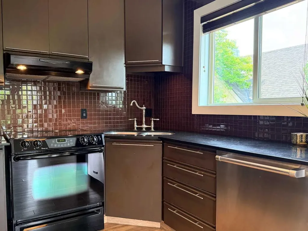808 Royal Avenue SW Calgary AB T2T 0L3