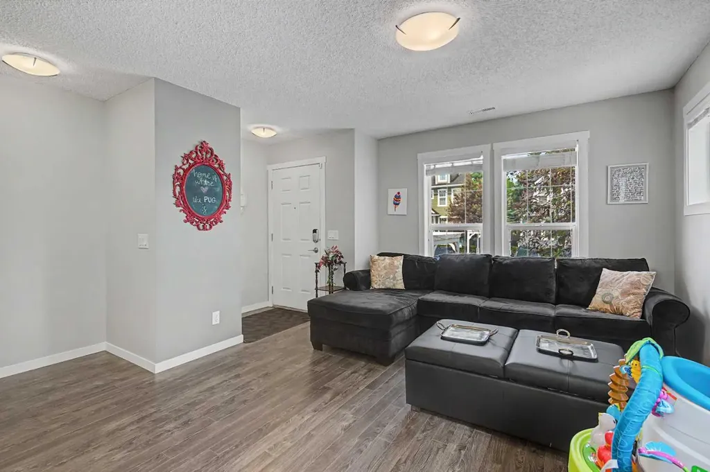 532 Mckenzie Towne Close SE Calgary AB T2Z 1A8