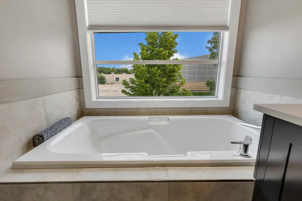 444 25 Avenue NW Calgary AB T2M 2A7