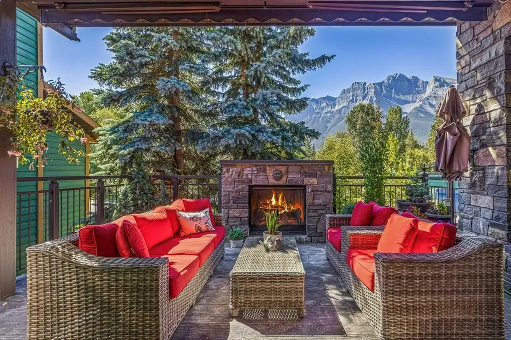930 9 Street S Canmore AB T1W 1Z8